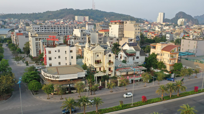 Không ít kiến trúc nguy nga và cầu kỳ theo nhiều phong cách khách nhau.