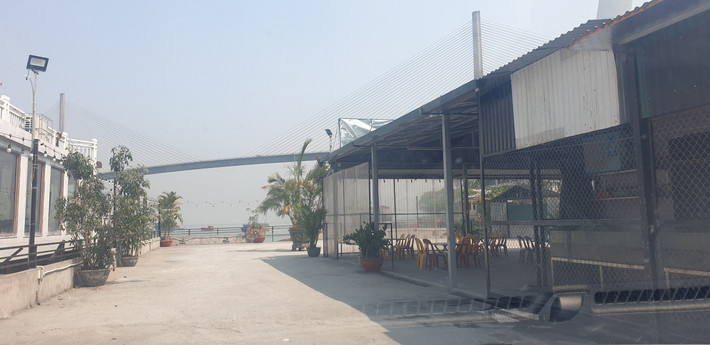 Các nhà hàng chủ yếu được xây dựng theo hình thức tạm bợ, lập mái tôn, quây rào sắt trên nền sân bê tông của cảng Vinashin.