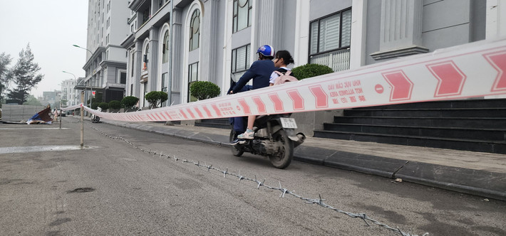 Anh Nguyễn Q.Đ, cư dân tòa CT2, chung cư Hateco bức xúc: "Không rõ vấn đề thuê đất giữa các hộ dân địa phương và chủ đầu tư như thế nào, nhưng việc dựng rào thép gai lộ thiên ngay đoạn đường có đông cư dân di chuyển rất phản cảm và gây mất an toàn. Đặc biệt, khu vực có nhiều cháu nhỏ qua lại khiến người dân càng thêm lo lắng".