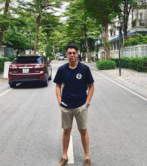 Các mẫu áo thun cổ tròn thường được bạn trai Hương Giang phối cùng jeans và short khi đi dạo phố, vui chơi cùng bạn bè.