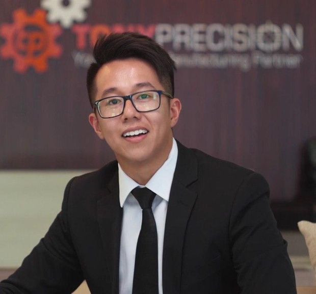 Là doanh nhân thành đạt, bạn trai của Hương Giang thường xuyên phải diện vest để mang tới sự chỉn chu.