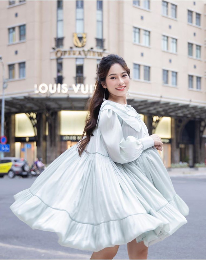 Thời trang bà bầu của Sara Lưu luôn trẻ trung và rạng rỡ ở những tháng cuối thai kỳ.