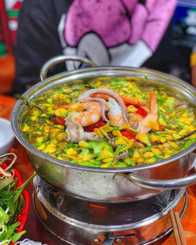Người ta thường thấy, trong lẩu mắm luôn có thịt heo quay, vài khứa cá vớt ra chấm nước mắm. Hải sản thì có thể thêm tùy ý tôm, mực, lươn, cua hay bạch tuột tùy ý thích người ăn.