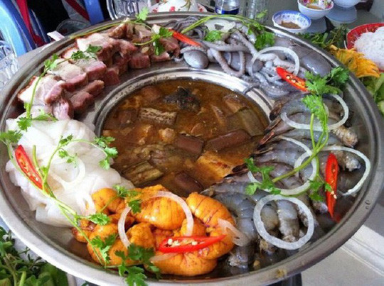 Món lẩu mắm không bị giới hạn nguyên liệu, có gì ăn nấy, dễ chịu như tính cách nồng hậu của người dân miền Tây vậy.
