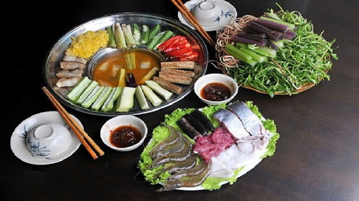 Mùi mắm cho những ai mới ăn lần đầu sẽ cảm thấy khó ngửi, nhưng dần dà quen rồi thì sẽ trở thành những ký ức khó quên, mà mỗi lần đến miền Tây cứ muốn tìm về với lẩu mắm.