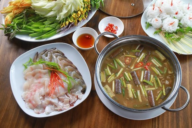 Nhìn khay lẩu mắm được bưng ra mà thấy trọn tình sông nước, từ những nguyên liệu chính đến rau ăn kèm đều phảng phất dấu ấn của người miền Tây, đơn giản mà nồng hậu.