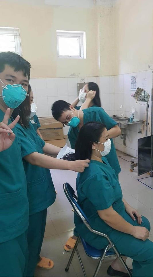 Nữ nhân viên y tế sẵn sàng cắt bỏ mái tóc để tiện cho việc mặc đồ bảo hộ. Ảnh: Internet.