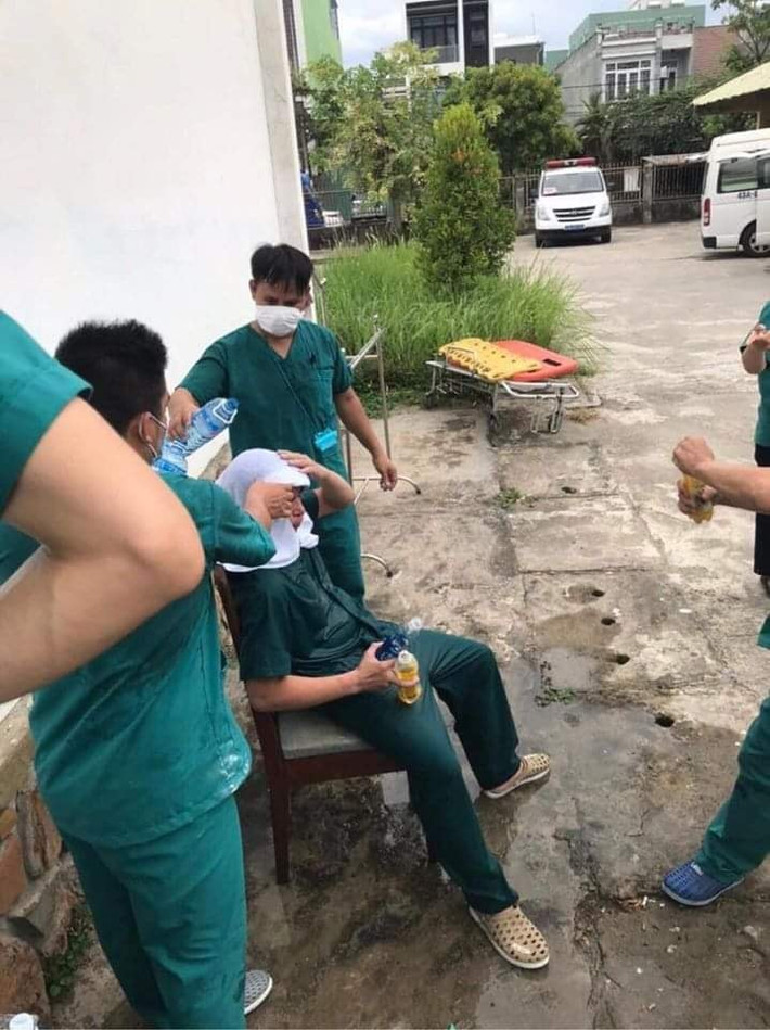 Sau nhiều ngày chống dịch, các y bác sĩ tại Đà Nẵng đang rất vất vả vì áp lực công việc, chạy đua với thời gian để cứu bệnh nhân. Nhiều y bác sĩ đã làm việc quần quật nhiều ngày liên tục và có dấu hiệu kiệt sức. Công việc của các y bác sĩ và bệnh viện đều quá tải. Ảnh: Q.H.