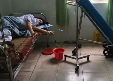 Trước đó, một nữ nhân viên y tế làm điều tra dịch tễ tại phường Hòa Minh, quận Liên Chiểu, Đà Nẵng đã bị kiệt sức, ngất xỉu, phải thở ô xy vì căng mình phòng chống dịch trong những ngày vừa qua.