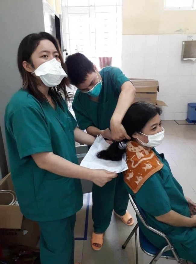 Trước đó, hình ảnh các nữ y bác sĩ tại Bệnh viện Đa khoa Đà Nẵng được đồng nghiệp giúp cắt ngắn tóc để tiện làm việc liên tục trong nhiều giờ, hỗ trợ chữa trị bệnh nhân COVID-19 cũng khiến nhiều dân mạng cảm phục.