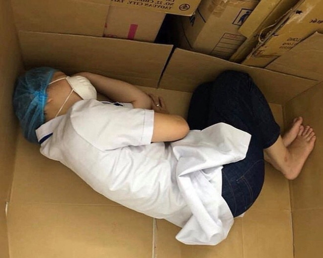 Liên tiếp trong những ngày qua, mạng xã hội đều chia sẻ những hình ảnh đầy xót xa của những y bác sĩ tuyến đầu, làm việc đến mức quên ăn, quên ngủ để bảo vệ an toàn trong làn song bùng phát đại dịch tại Việt Nam. Bức hình nữ bác sĩ với giấc ngủ ngon lành trên tấm bìa carton khiến nhiều dân mạng vô cùng xót xa.