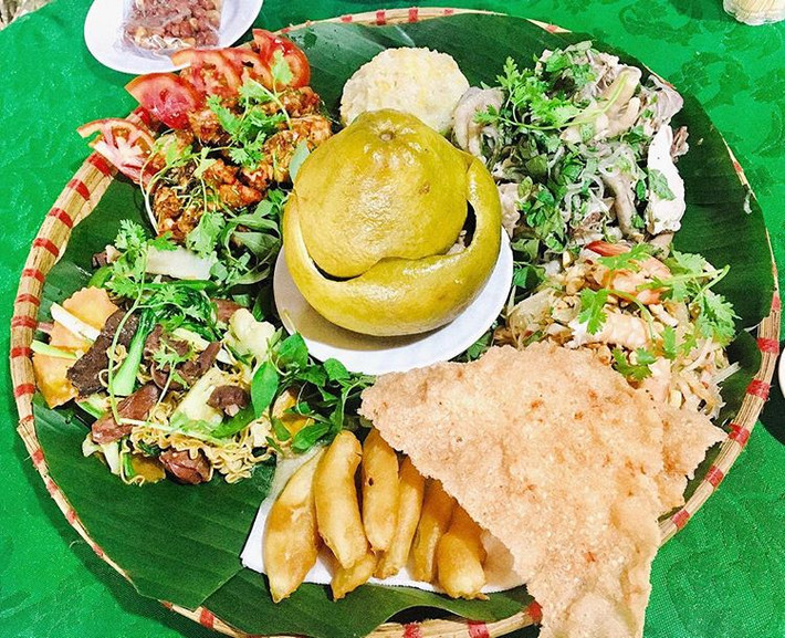 Nhiều người đến Đồng Nai và có cơ hội thưởng thức món ăn này đã tấm tắc khen lấy khen để vì sự thơm ngon, độc đáo của chúng. Ăn thử gà hấp bưởi, bạn sẽ hiểu hơn về nền văn hóa ẩm thực đặc sắc của vùng đất này. Ảnh: Internet. Mời độc giả theo dõi video "Chế biến món ngon từ nấm đông cô". Nguồn: VTC.