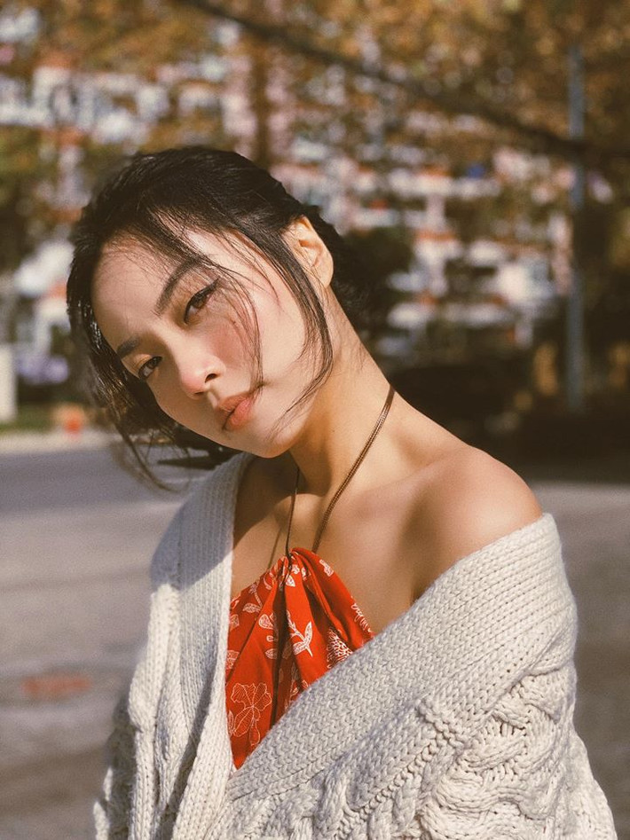 Cách phối đồ của cô vừa nữ tính vừa gợi cảm.