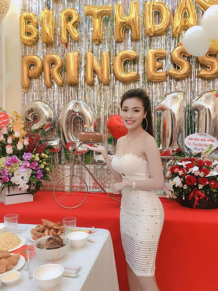 Cô nàng cũng cực kỳ quan tâm chăm da khi ở nhà để gìn giữ vẻ ngoài ngoài hút mắt.