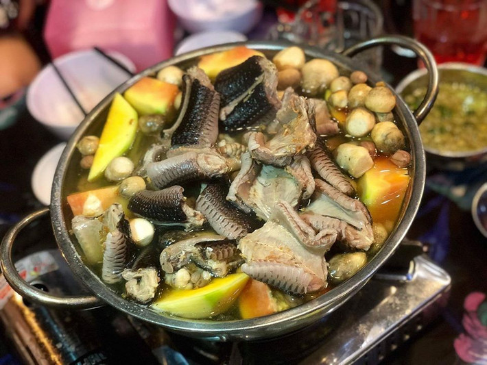 Lẩu rắn hổ hành làm từ một loại rắn chuyên ăn ếch, nhái được xem là đặc sản ngon trứ danh ở miền Tây Nam Bộ. Từ khoảng tháng 7 đến tháng 11 hằng năm, miền Tây vào mùa nước nổi, loài rắn hổ hành không còn nơi trú ngụ nên buộc phải di chuyển ra ngoài. Đây cũng là khoảng thời gian cho các thợ săn đi bắt rắn.