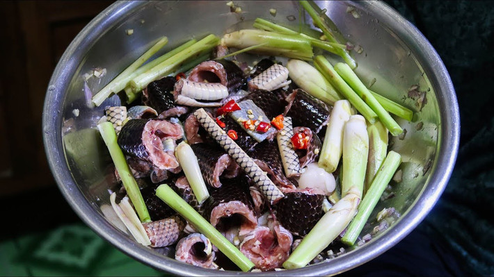 Rắn sau khi sơ chế xong không cần tẩm ướp, cho thẳng vào nồi cùng sả đập dập, đổ nước vừa ăn và cho lên bếp đun sôi chừng 20 phút. Tiếp đó, bỏ củ cải đã cắt khúc vào nấu thêm 10 phút, nêm nếm gia vị vừa ăn. Mùi thơm của xả sẽ giúp cho rắn loại bỏ được mùi hoi khó chịu.