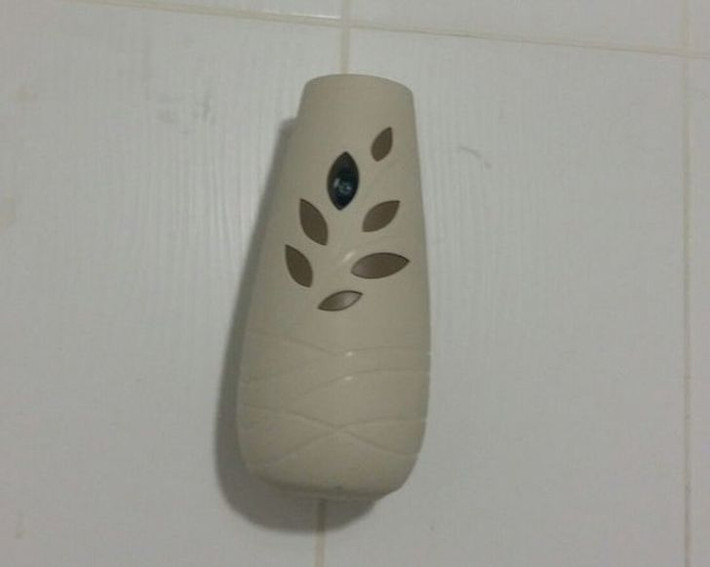 Dùng máy làm mát không khí: Hầu hết các chất làm mát không khí có chợp chất hữu cơ dễ bay hơi như ete, rượu, limonene và formaldehyde. Tất cả đều ảnh hưởng tiêu cực đến sức khỏe, từ tăng nguy cơ phát triển bệnh hen suyễn ở trẻ em đến gây đau đầu và dị ứng. Đó là lý do tại sao nên làm thoáng căn phòng một cách tự nhiên thay vì sử dụng máy làm mát không khí.
