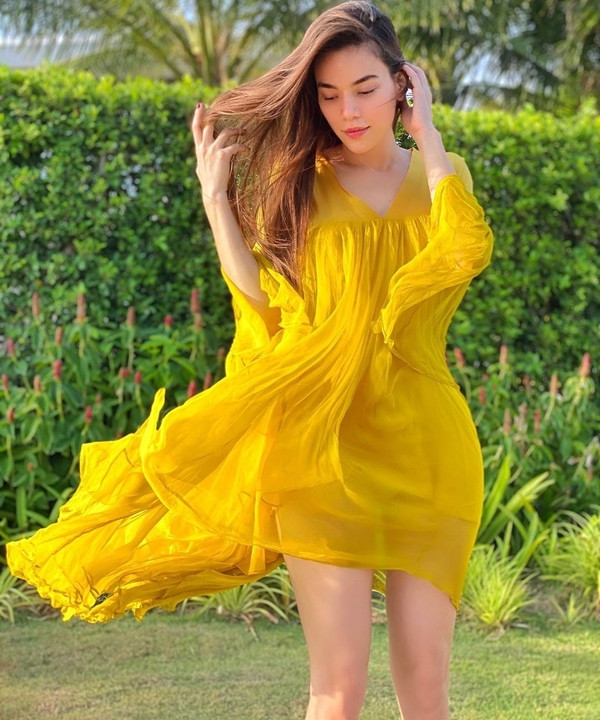 Váy suông không kén dáng, thiết kế trên các chất liệu voan lụa mềm giúp Hồ Ngọc Hà thêm sành điệu. Ảnh: Internet. Mời độc giả theo dõi video "Minh Hằng chia sẻ về phong cách thời trang". Nguồn: VTC.