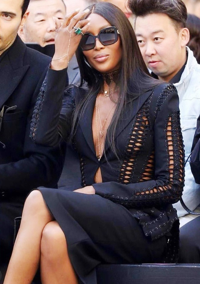 Góp mặt tại sự kiện thời trang, Naomi Campbell tiếp tục lăng xê những thiết kế cut-out, hở ngực sâu.