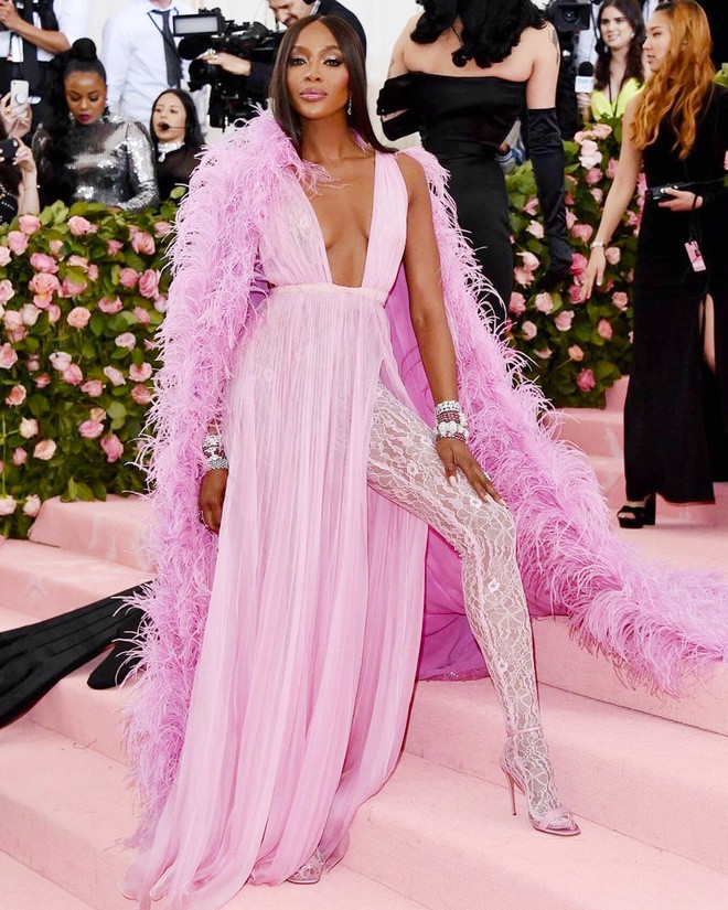 Tham dự Met Gala 2019, nàng nẫu sinh năm 1970 mặc bộ váy có phần đuôi xếp ly nữ tính, khoét ngực sâu khoe vòng một hút mắt.