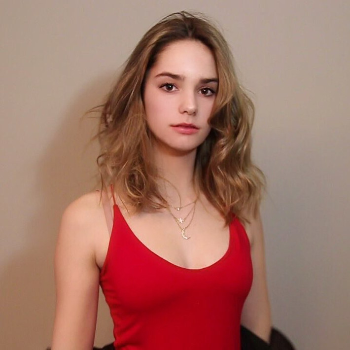 Dù chưa có thành tích nào thật sự nổi bật trong sự nghiệp quần vợt nhưng Makenzie Raine gây ấn tượng bởi nhan sắc hút hồn và gu thời trang gợi cảm.