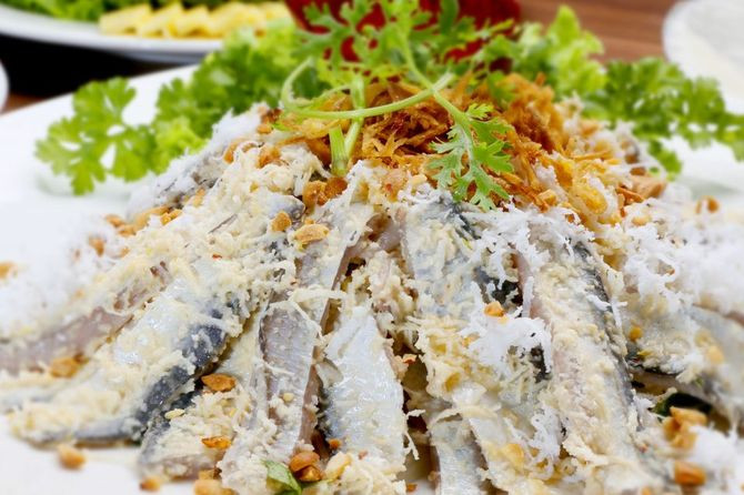 Gỏi cá bỗng khi ăn sẽ dùng với các loại rau rừng. Nếu mùa nào hiếm rau rừng thì sẽ ăn cùng sung, sấu hoặc lá vón vén – một loại lá đặc trưng chỉ có ở Tây Bắc.