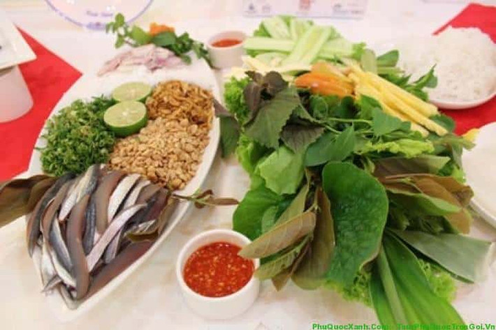 Còn gì tuyệt vời hơn khi gắp lấy một miếng thịt cá bỗng trắng phau, rồi đem lăn qua thứ bột vừa vàng lại vừa mịn được làm hoàn toàn từ phần xương cá, rồi cho thêm vào một vài hạt lạc rang cuốn trong loại lá rau rừng, và cuối cùng là đem chấm trong thứ nước chấm có đủ vị chua, vị cay, vị ngọt và ngọt bùi. Ảnh: Internet. Mời độc giả theo dõi video "Chế biến món ngon từ nấm đông cô". Nguồn: VTC.