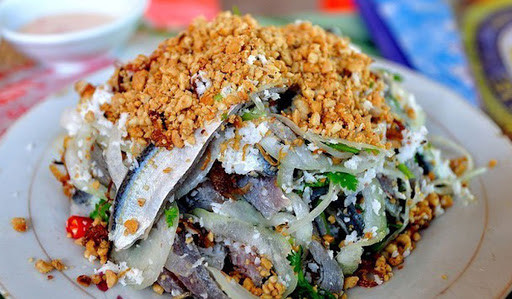 Nước chấm gỏi cá cũng là yếu tố quan trọng quyết định độ thành công của món ăn. Nước chấm sẽ là sự hòa quyện của tỏi, ớt tươi, tiêu, chanh, hành khô nướng chín. Điển hình là nước chấm sẽ thêm hạt xẻn hoặc hạt dổi. Hai loại hạt này sẽ khiến món ăn mang đậm hương vị vùng cao.