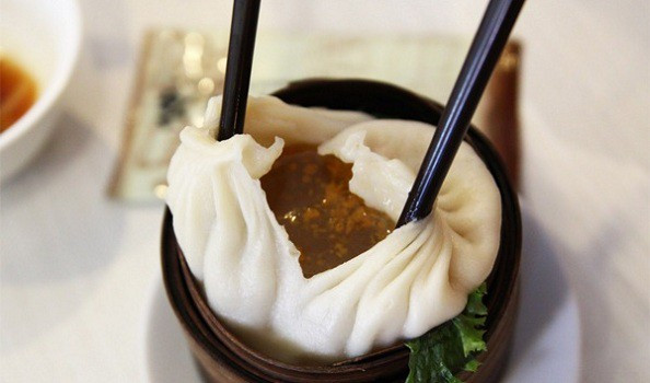 Sau khi hút xong nước, bạn có thể dùng đũa hay dĩa để ăn vỏ và phần nhân còn lại như một chiếc bánh thông thường. Bánh thường được ăn kèm xì dầu hay một loại nước sốt hơi chua chua.