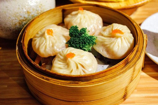 Ở một số cửa hàng, bạn sẽ được thưởng thức thang bao trong một chiếc thố tre nhỏ. Còn với cửa tiệm bình dân, bạn chỉ được phục vụ trên đĩa nhựa nhưng không phải vì thế mà vắng khách.