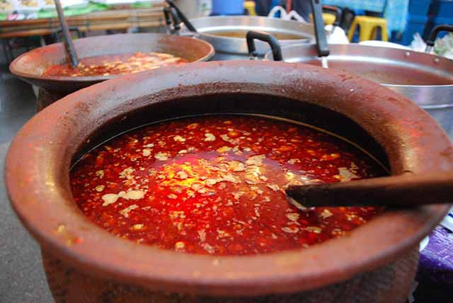 Luu moo: Món ăn kinh dị này được làm từ tiết lợn trộn với các loại gia vị và nội tạng khác nhau tạo thành một món súp sánh đặc, thường được ăn kèm với bánh mì. Tuy nhiên, khả năng bị nhiễm khuẩn sau khi ăn tiết tươi rất cao, có thể gây tử vong.