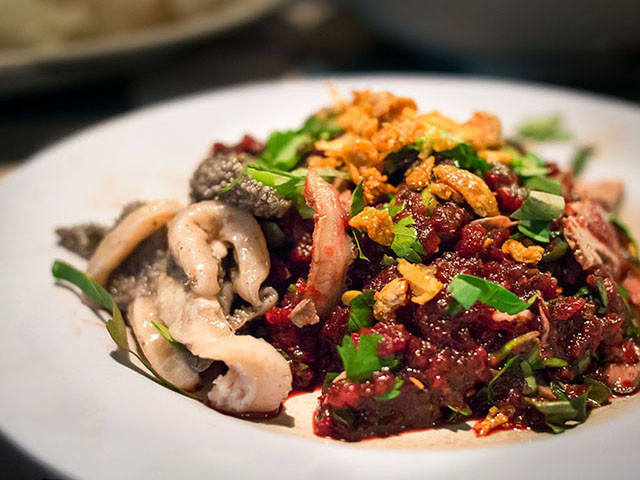 Larb dib là một món salad thịt sống khác ở Đông Bắc Thái Lan. Nó có thể được làm từ thịt bò hoặc thịt lợn sống, thường có hương vị bạc hà và các gia vị khác. Giống với Larb Leuat Neua, nó có thể chứa ký sinh trùng hoặc vi khuẩn.