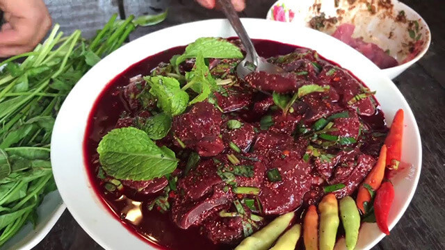 Larb Leuat Neua: Đây là món ăn làm từ thịt bò sống trộn với tiết bò, người ta sẽ cho thêm một ít lá bạc hà, hành lá để tăng thêm hương vị và thường ăn kèm với xôi.