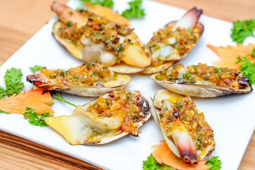 Phi thơm tỏi bằm, cho tu hài vào nồi cùng với các loại gia vị khác như: sả, lá chanh, nước dùng, me, ớt thái lát, gừng, dứa... khi nước bắt đầu sôi thì nêm lại gia vị cho có đủ vị mặn, ngọt, chua, cay rất đậm đà. Để lửa nhỏ cho thịt tu hài ngấm đều gia vị, tắt bếp, cho vào ít rau răm để tăng hương vị cho món ăn. Ảnh: Internet. Mời độc giả theo dõi video "Chế biến món ngon từ nấm đông cô". Nguồn: VTC.