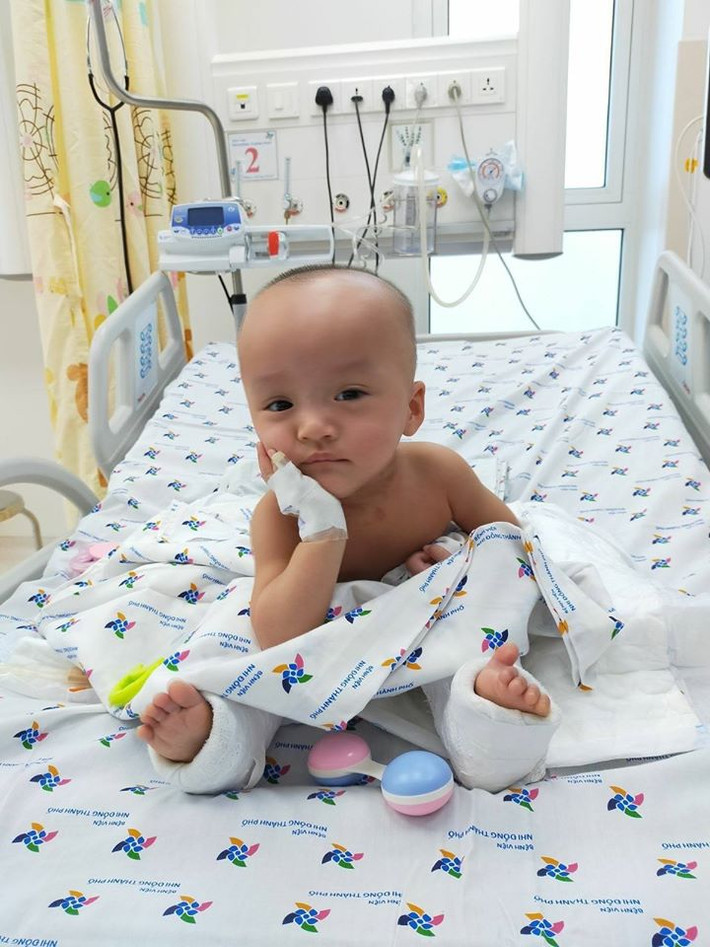 Hai bé Trúc Nhi - Diệu Nhi có thể tự ngồi dậy rồi tạo nhiều dáng ngồi khác nhau, lúc đưa tay chống cằm vào má suy tư, lúc nũng nịu rồi cười tít mắt. Những hình ảnh này khiến nhiều người xúc động.