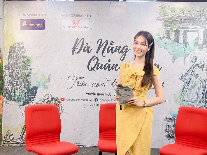 Người đẹp thoải mái lựa chọn những trang phục thanh lịch với gam màu tươi sáng để làm mới bản thân trong mỗi buổi ghi hình.