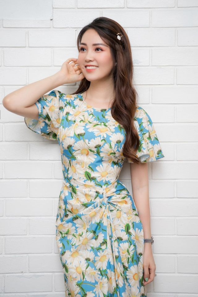 Gần đây, người đẹp này khá ưa chuộng các kiểu đầm hoa to nổi bật.