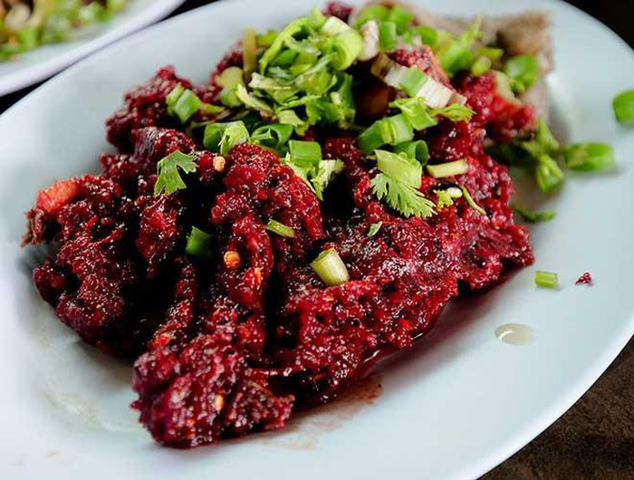Tuy nhiên, sau khi biết thành phần cũng như cách làm ra món này thì chắc nhiều bạn sẽ không dám thưởng thức.