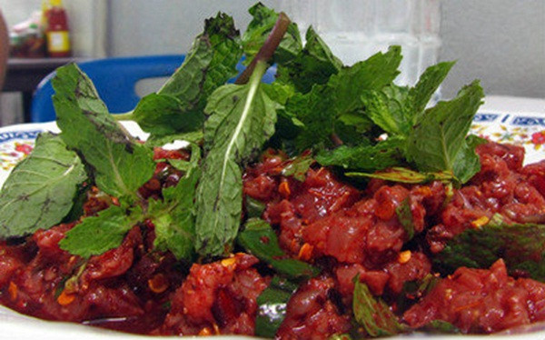 Larb Leuat Neua được làm từ thịt bò sống thái mỏng trộn tiết canh bò và rắc thêm một ít rau húng thơm.