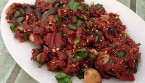 Mặc dù món ăn có màu đỏ như máu này lại được rất nhiều người đàn ông ở Thái Lan ưa chuộng và nó thường xuyên góp mặt trong các bữa tiệc nhậu.