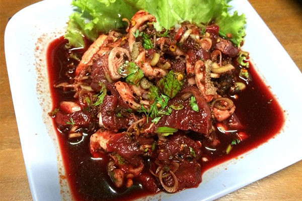 Với những người chưa quen nhìn, chưa quen ăn thịt bò theo cách này thì hầu như đều "chạy mất dép".