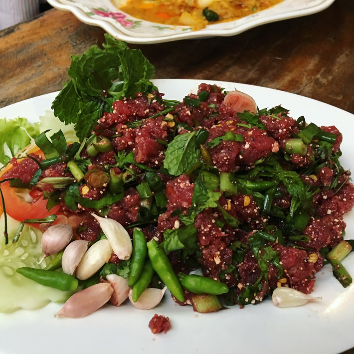 Khi ăn, người ta chấm thịt bò sống với đồ chấm và ăn cùng rau thơm để lấn át vị tanh.