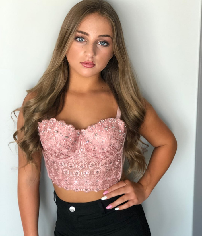 Dòng áo ren dạng corset gợi cảm cũng được cô nàng ưu ái.