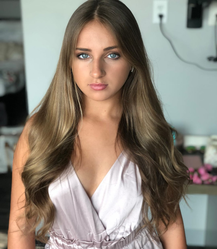 Isabella Barrett (hay còn gọi là Bella) là cái tên khá quen thuộc với khán giả truyền hình Mỹ. Cô bé đã tham gia đấu trường sắc đẹp đầu tiên khi mới 4 tuổi, sau đó đăng quang trong cuộc thi tìm kiếm hoa hậu nhí năm 2012, và liên tiếp giành được 55 vương miện, 85 danh hiệu trong các cuộc thi lớn nhỏ.