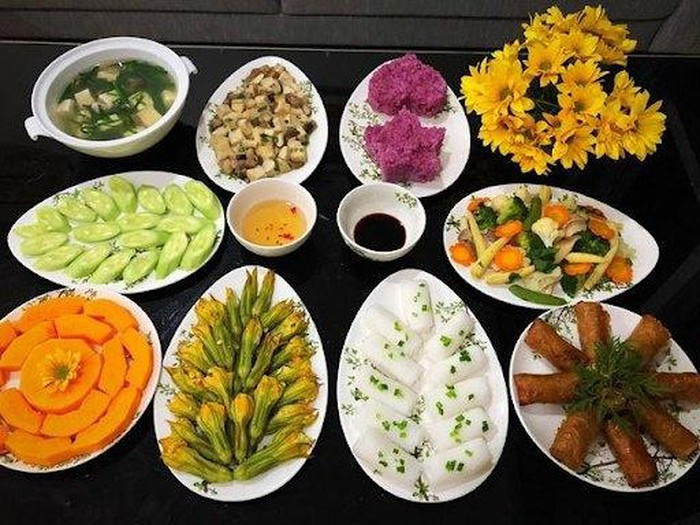Rằm tháng 7 là một trong những dịp lễ rất quan trọng trong đời sống văn hóa của người Việt Nam. Vào dịp này, các gia đình thường sắm lễ cúng thần linh, gia tiên và lễ cúng cô hồn (cúng chúng sinh). Thông thường với lễ cúng thần linh, gia tiên các gia đình thường làm mâm cỗ chay cúng rằm tháng 7 thanh tịnh.