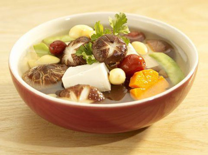 Canh nấm chay: Cách làm canh nấm chay không quá khó nhưng không phải ai cũng biết làm cho ngon và giữ được hương vị của nấm. Một số loại nấm thường dùng cho món canh nấm chay như nấm rơm, nấm hương, nấm linh chi...
