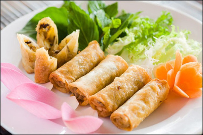 Nem chay. Với mâm cúng ngày rằm tháng 7, có thêm món nem chay sẽ rất ngon miệng và hấp dẫn. Nem rán từ lâu đã trở thành món ăn truyền thống của người Việt Nam, đặc biệt là người dân miền Bắc. Không chỉ trong dịp lễ Tết, ngay cả cuộc sống đời thường nhiều gia đình vẫn thường rán nem để đổi bữa.