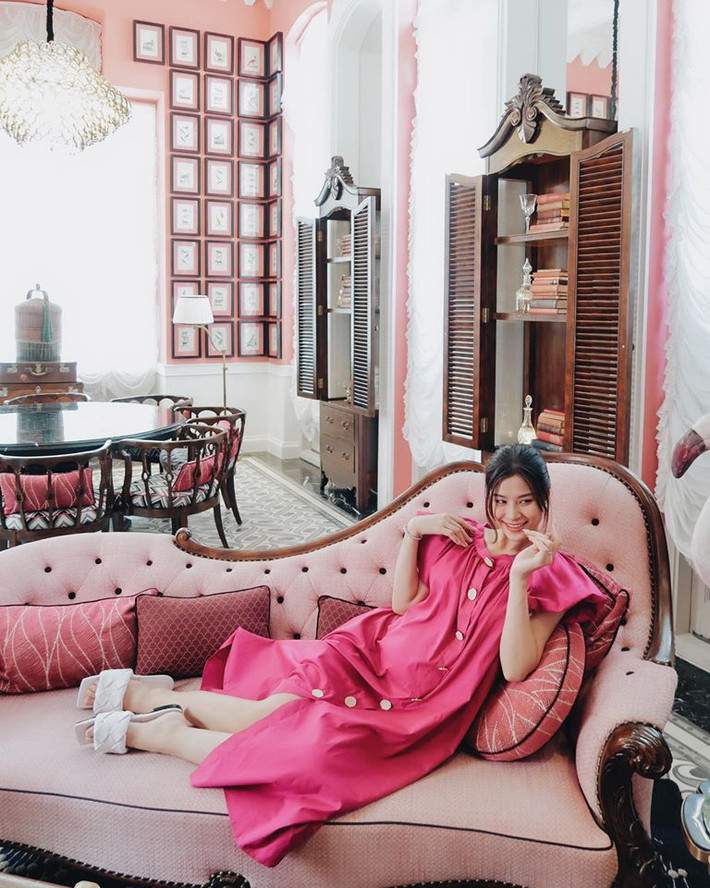 Thời trang bầu sành điệu của Đông Nhi được người hâm mộ hết lời khen ngợi.