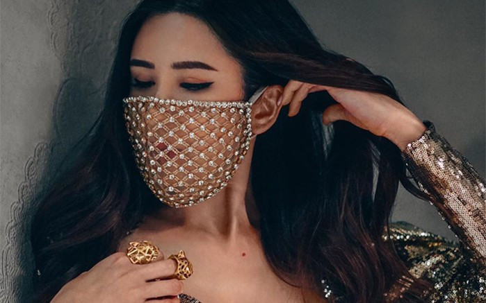 Nữ đại gia Jamie Chua chia sẻ bức ảnh với chiếc khẩu trang đính kim cương lấp lánh màu vàng. Tuy nhiên, miếng lót bằng chất liệu xuyên thấu và mỏng chưa đủ để bảo vệ người dùng.