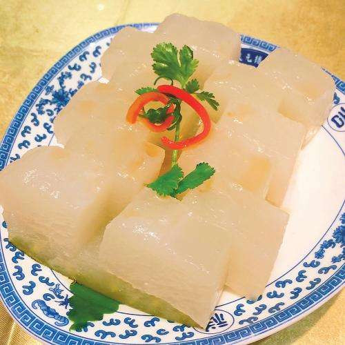Cách làm món bí đao thối rất đơn giản: Cần chọn loại bí già gọt bỏ phần vỏ cứng bên ngoài, rửa sạch, cắt khúc 10cm, đem trần nước sôi và để ráo nước. Sau đó cho chúng vào hũ rồi rắc muối kèm theo men thối (là loại men dùng cho món đậu phụ thối), chỉ cần để ngoài nắng nửa tháng đến 20 ngày là có thể dùng được. Món này được cho là món thanh nhiệt và phù hợp với mọi lứa tuổi.